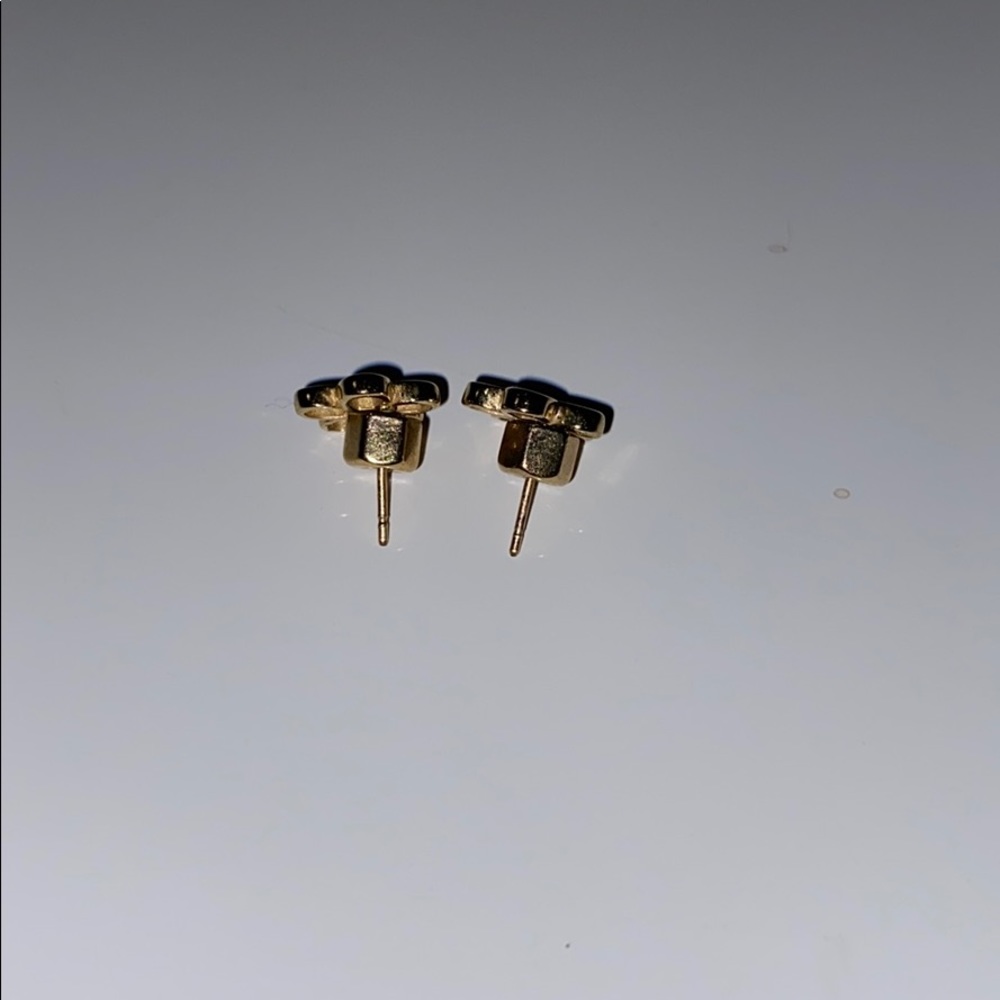 Gold flower studs - Picture 4 of 5